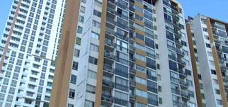 Una fuerte explosión sorprendió a los inquilinos de este edificio.