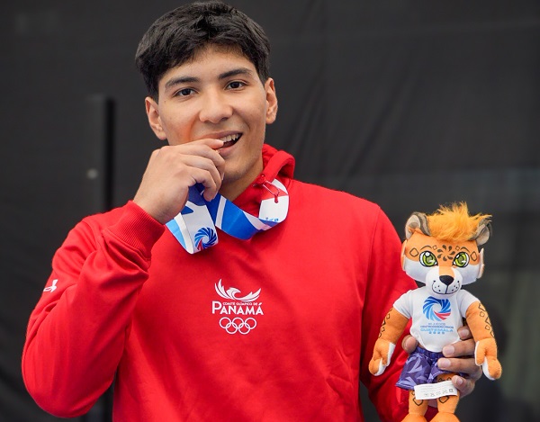 Richard Atencio con su medalla de bronce obtenida en la jornada de este viernes de la gimnasia artística masculina de los Juegos Centroamericanos. Foto: COP
