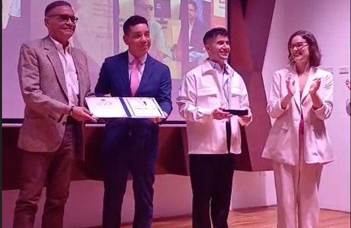 Roberto King recibe el reconocimiento Iberoamericano “Guillermo Heras” por su destacada gestión escénica. Foto: Cortesía