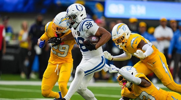 Jonathan Taylor en acción durante el juego. Foto: EFE