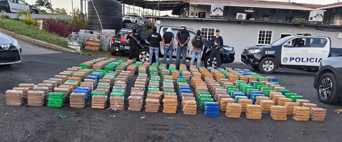 Los dos hombres junto a la presunta droga incautada quedaron a órdenes de las autoridades competentes.  /  Foto: PN