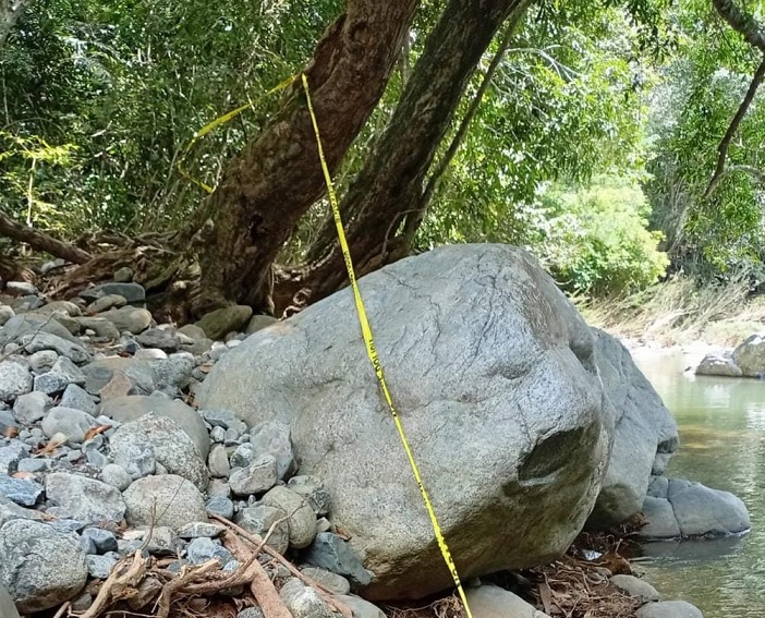 El cadáver esta junto a una enorme roca.  /  Foto: Alexander Santamaría