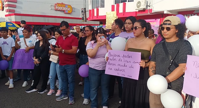 Protesta en Santiago contra la violencia y el buso de menores.  /  Foto: Melquiades Vásquez