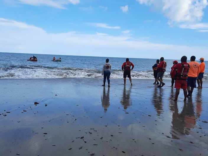 Otros bañistas que se encontraban en esta playa acudieron a socorrer al hombre.  /  Foto Archivo