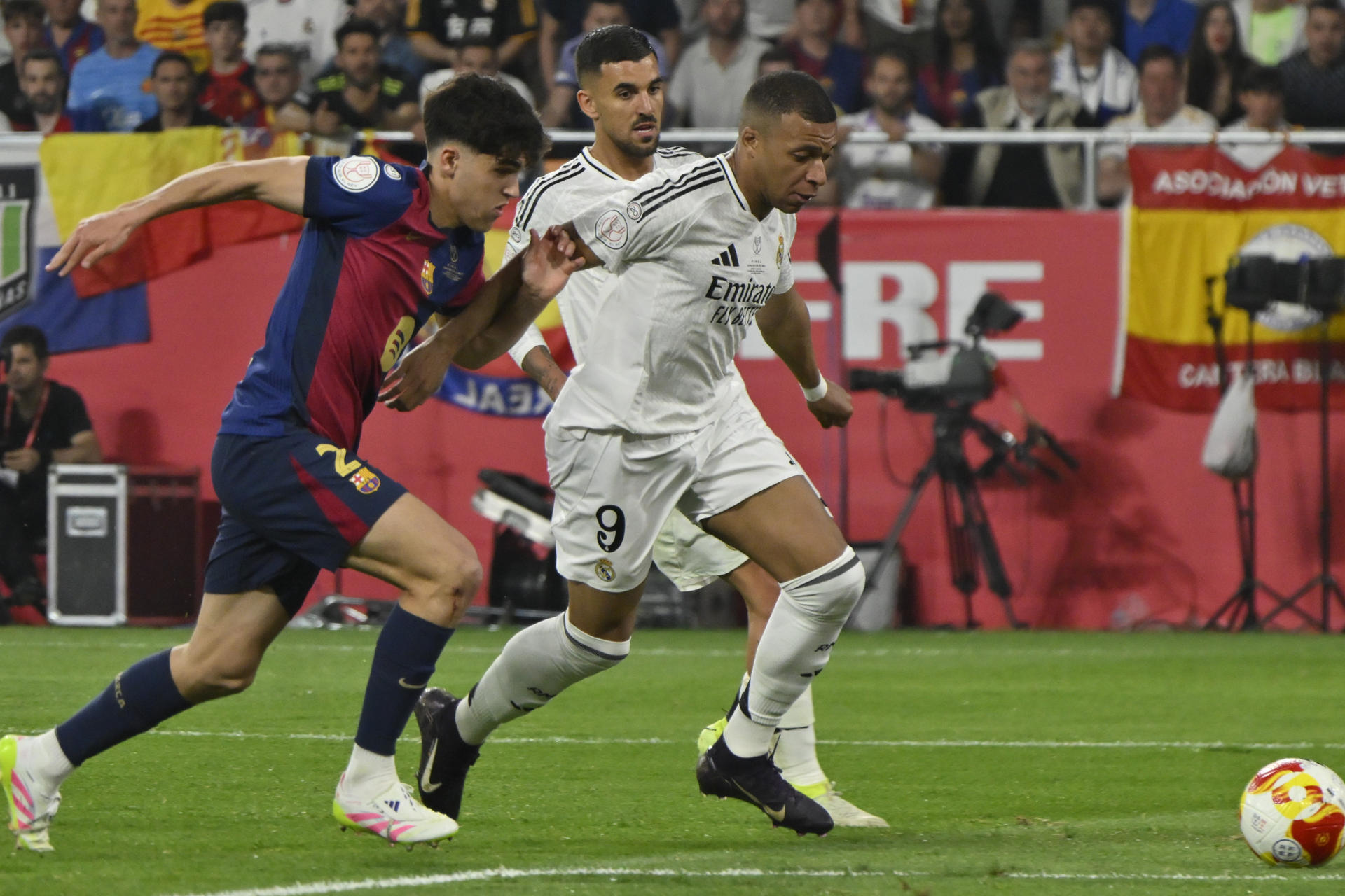 Kylian Mbappé, en una foto de archivo ante Pau Cubarsí. EFE