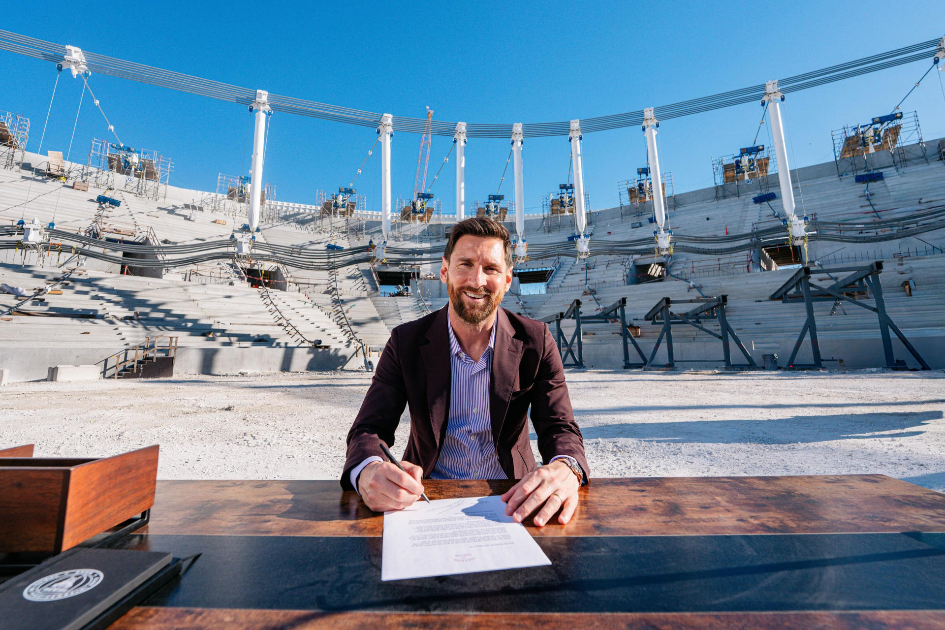 Lionel Messi firmando su renovación con el equipo en el centro del Freedom Park. /EFE