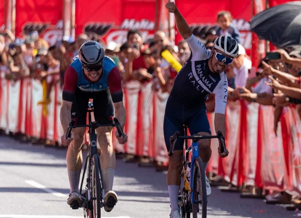 El panameño Bolívar Espinosa cuando cruza la meta de la etapa de este viernes de la Vuelta a Guatemala. Foto: Fepaci