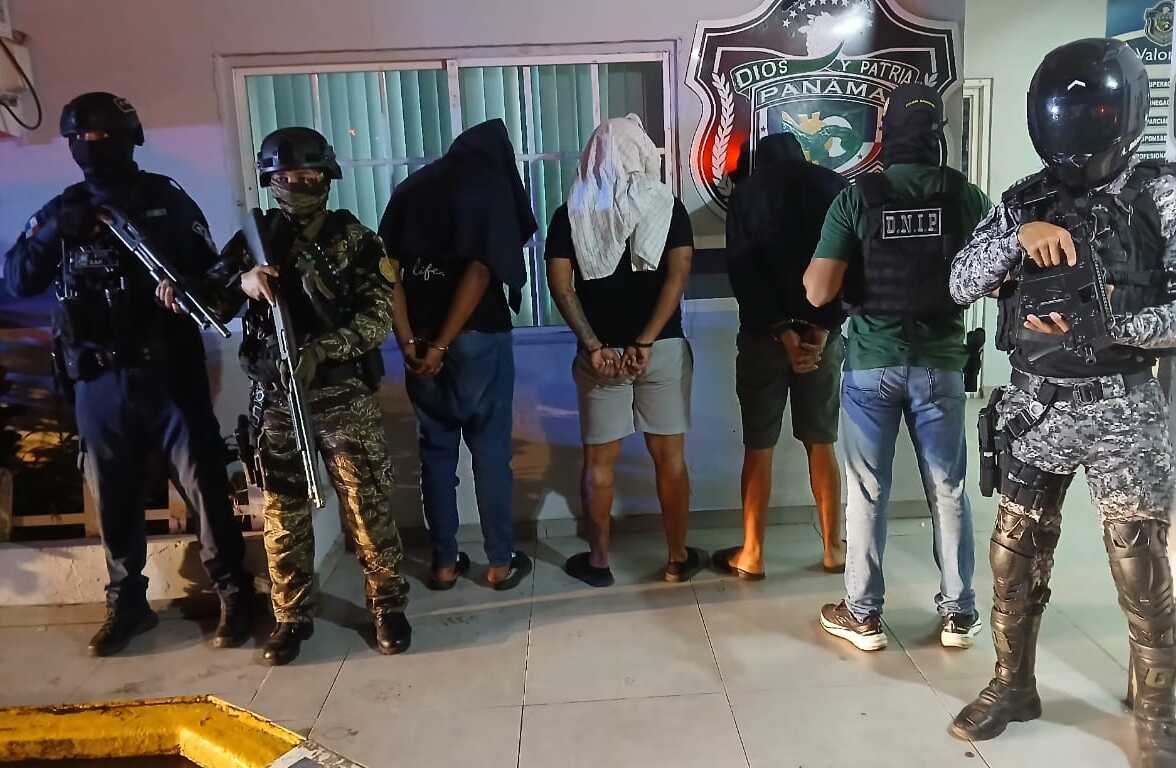 Los tres hombres detenidos durante el operativo.
