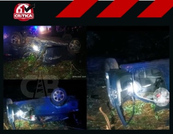 El condutor del auto perdió el control y chocó contra objeto fijo. 