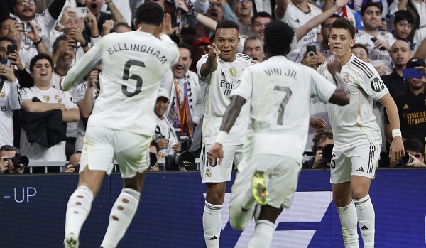 Kylian Mbappé celebra su gol anotado con sus compañeros. Foto: EFE