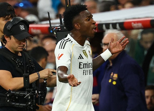 Vinicius Jr. cuando sale del partido entre el Real Madrid y el Barcelona. 