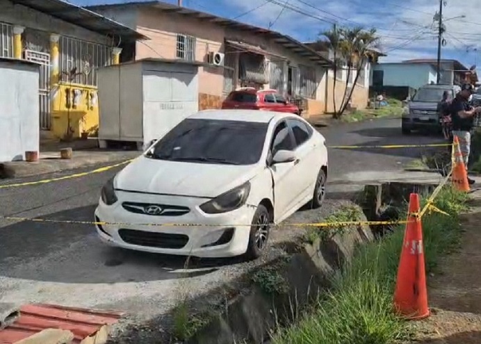  El vehículo atacado presentaba impactos de bala en el vidrio frontal y en la ventana del conductor.  /  Foto: Diómedes Sánchez