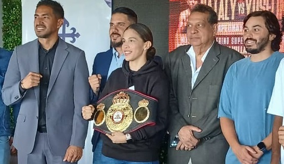 El Alcalde Santiago, Eric Jaén, el promotor Roberto Mora (High Level Boxing), la campeona mundial Nataly Delgado, Jaime Salas, presidente de la Comibox de Panamá y Alfredo Mendoza, de la AMB, drante la conferencia de prensa. 
