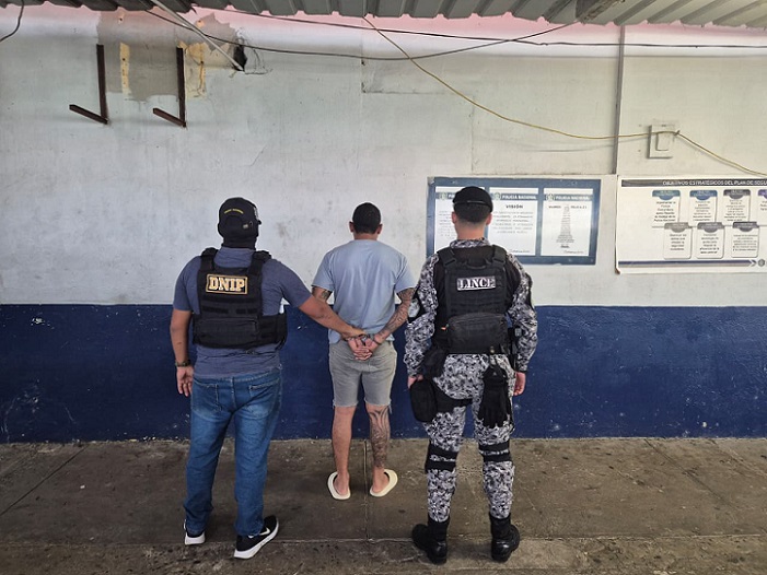 El aprehendido fue puesto a órdenes de las autoridades judiciales para el trámite correspondiente.  /  Foto: PN