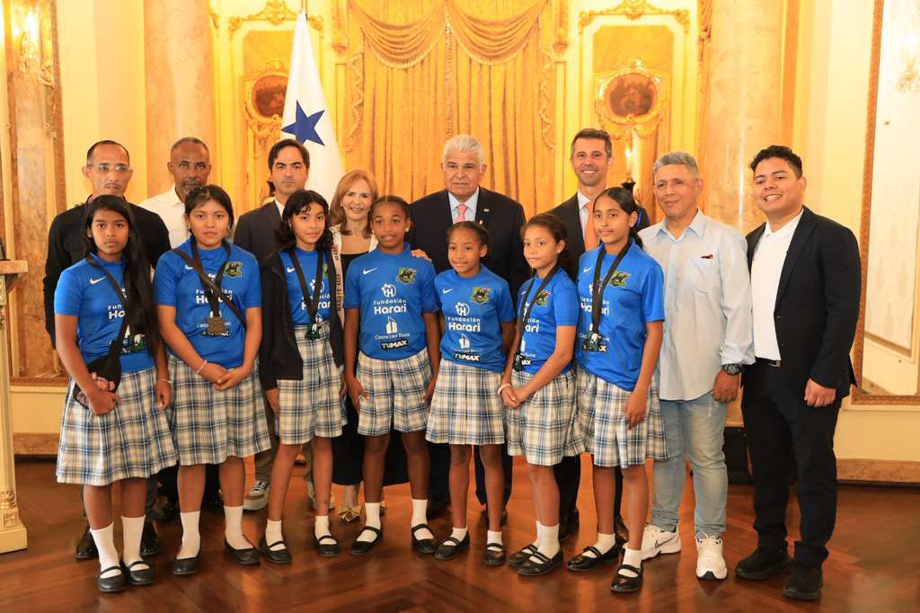 Las campeonas junto al mandatario y otras autoridades.