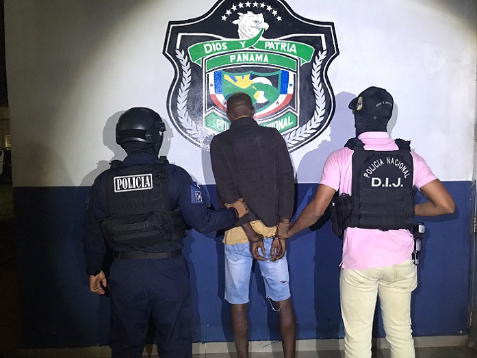 La aprehensión se realizó mediante una diligencia de allanamiento en uno de los apartamentos de las multifamiliares de Altos de Los Lagos.  /  Foto: PN