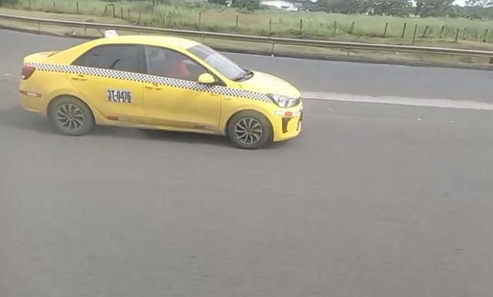 El taxista, aunque no sufrió lesiones graves, quedó afectado por el incidente.  /  Foto: Diómedes Sánchez