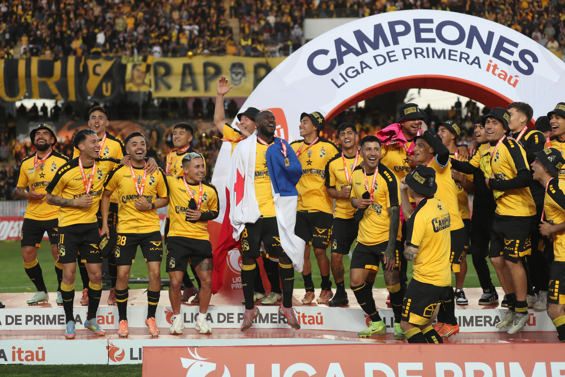 Waterman festeja junto a sus compañeros del Coquimbo Unido./ EFE