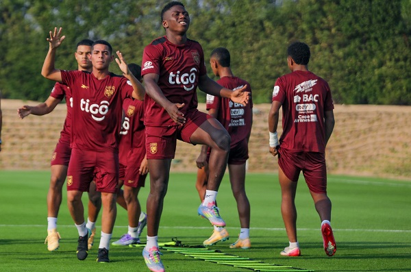 Jugadores de la Selección Sub-17 de Fútbol de Panamá entrenan en la ciudad de Doha. Foto: FPF