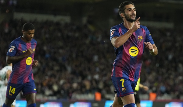Ferran Torres (der.) celebra su gol anotado en el partido. Foto: EFE