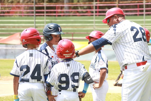 Jugadores de Panamá reciben instrucciones de uno de los integrantes del cuerpo técnico. Foto: Fedebeis