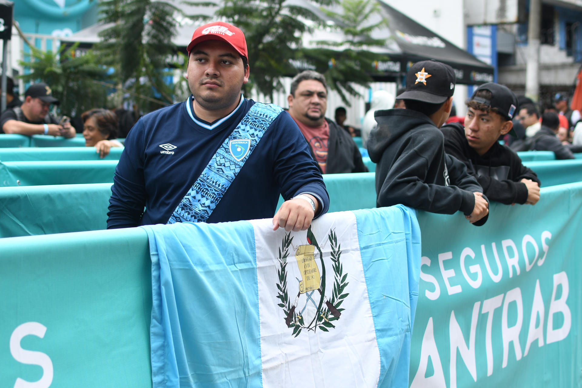 Aficionados hacen fila para conseguir entradas a los partidos de la selección de Guatemala en la eliminatoria del Mundial 2026. /Foto: EFE