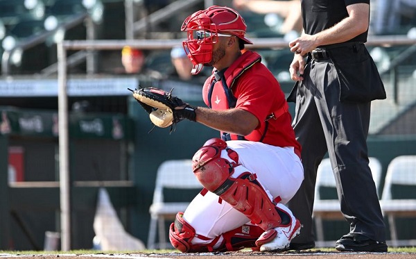 Leonardo Bernal juega para la organización de los Cardenales de San Luis.