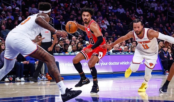 Tre Jones (30), de los Bulls de Chicago, avanza hacia la canasta contra Jalen Brunson (11), de los Knicks de Nueva York.