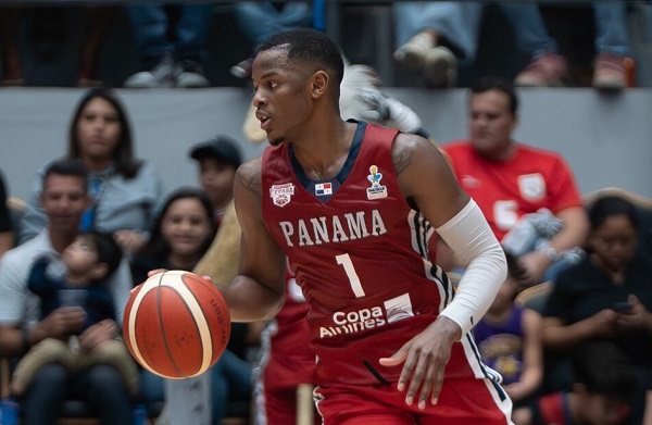 Iverson Molinar es uno de los convocados a la preselección nacional de baloncesto de Panamá con miras a la Eliminatoria Mundialista. Foto: EFE