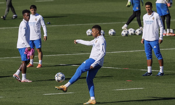 El delantero del Real Madrid Kylian Mbappé durante el entrenamiento realizado en la Ciudad Deportiva de Valdebebas, donde el equipo prepara el partido de Liga de Campeones. Foto: EFE