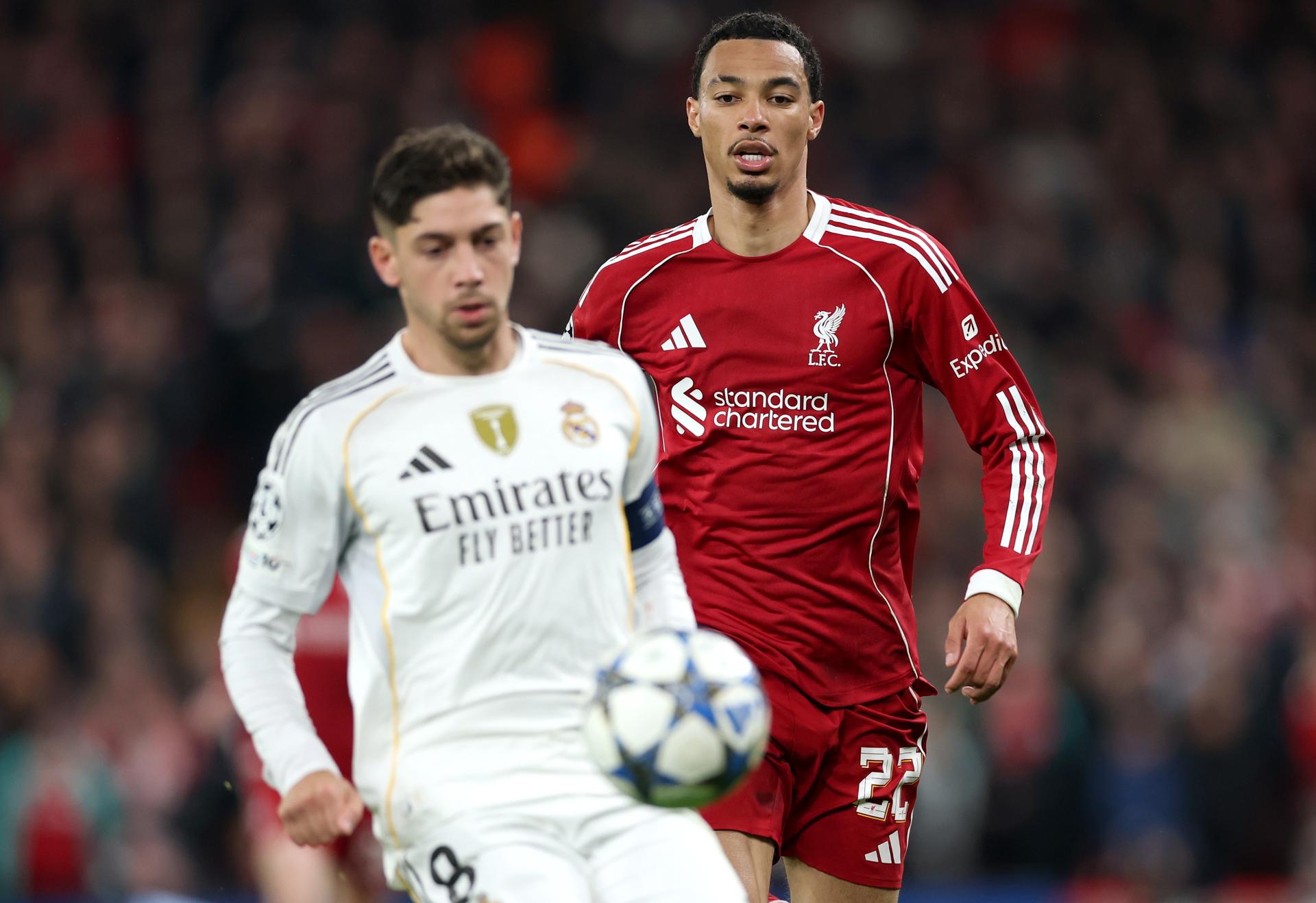 Hugo Ekitike (s) y Federico Valverde durante el partido de la UEFA Champions League. /Foto: EFE