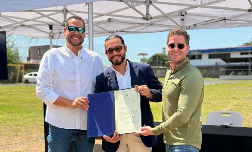 Mayer Mizrachi y el representante Pier Jason entregaron la orden de proceder. Foto: Cortesía