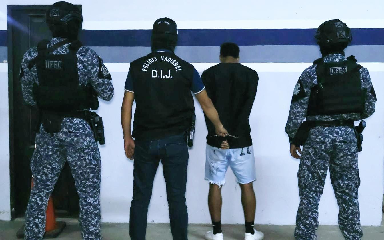 El sospechoso del crimen bajo arresto.