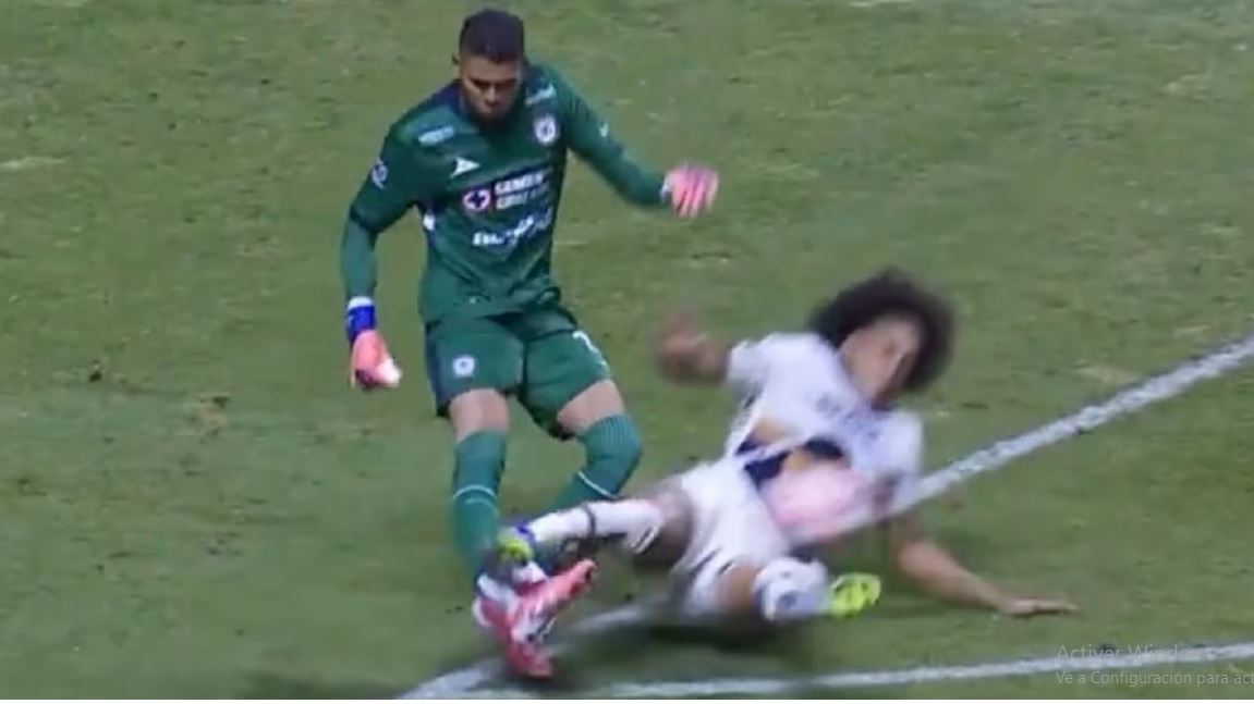 Falta cometida de Adalberto Carrasquilla sobre el portero del  Cruz Azul, el colombiano Kevin Mier.