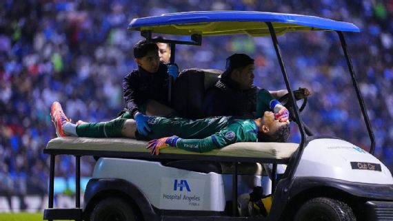 El portero colombiano Kevin Mier, del Cruz Azul, cuando era transportado afuera del campo de juego.