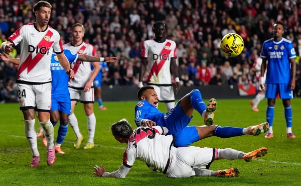 Kylian Mbappé del Real Madrid choca con Pep Chavarría de Rayo Vallecano durante el partido de la Liga española. Foto: EFE