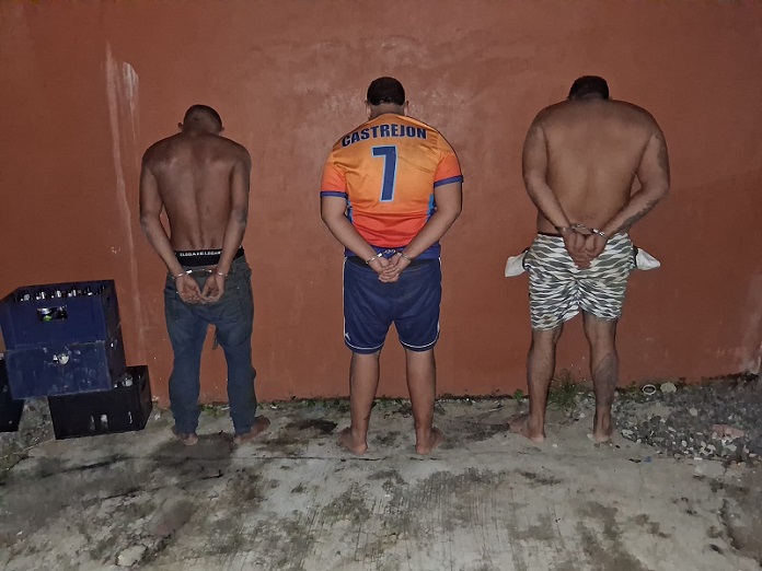 Los asaltantes se ocultaron dentro de una residencia ajena, pero aun así fueron aprehendidos por la Policía Nacional. /  Foto: PN