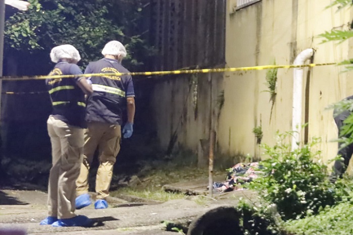 El cadáver quedó tirado junto a la pared de otro inmueble del lugar.  /  Foto: Alexander Santamaría