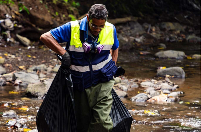 1.5 toneladas de basura recojen en jornada de limpieza en las riberas del río Mocambo.
