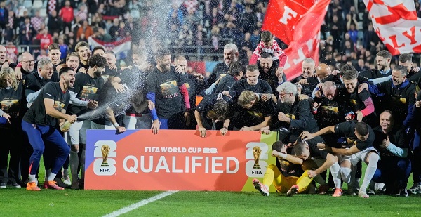 Jugadores y cuerpo técnico de Croacia celebran su clasificación al Mundial de Fútbol 2026. Foto: EFE