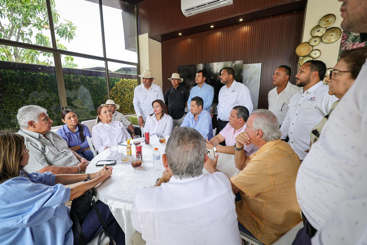 Mulino con autoridades locales.