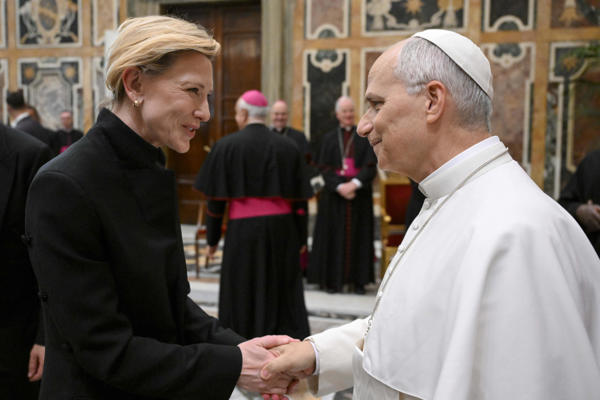l papa León XIV saluda a la actriz Cate Blanchett durante una audiencia en el Vaticano. Foto: EFE 