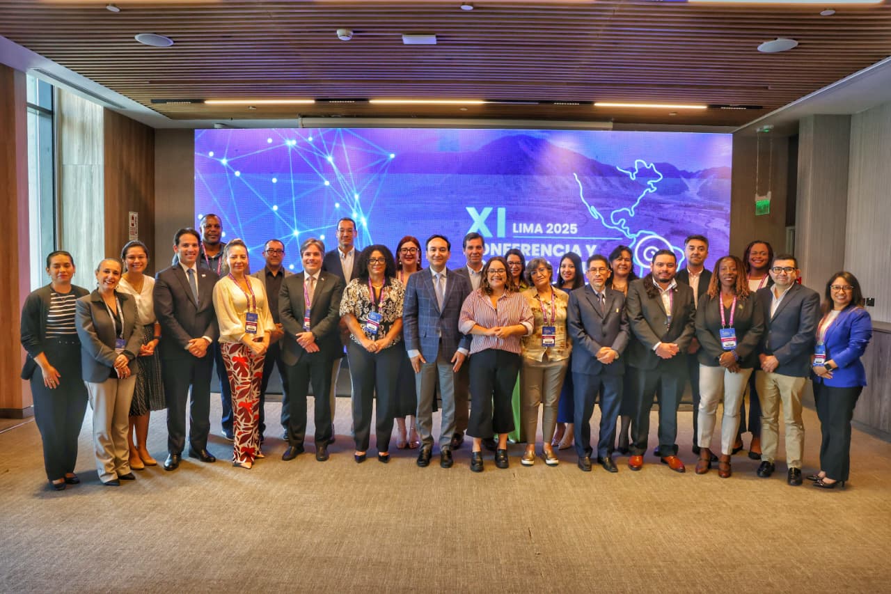 Delegación panameño y otros representantes de la asamblea.