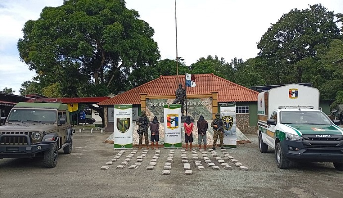 En ambos casos, tanto la sustancia ilícita como los retenidos quedaron a órdenes de la Fiscalía de Drogas.  /  Foto: Senafront