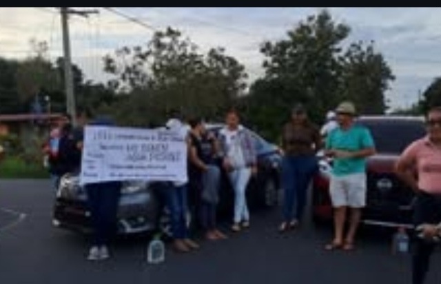 Manifestantes quieren agua permanente y de calidad.