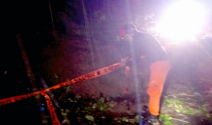 No fue hasta eso de las 2:50 de la tarde de ayer que lograron ubicar el cadáver.  /  Foto: Sinaproc