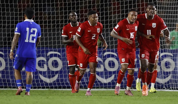 Jugadores de Panamá celebran el segundo gol de Panamá. Foto: EFE