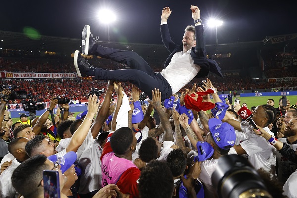 El técnico Thomas Christiansen es levantado por sus jugadores luego de la clasificación. Foto: EFE