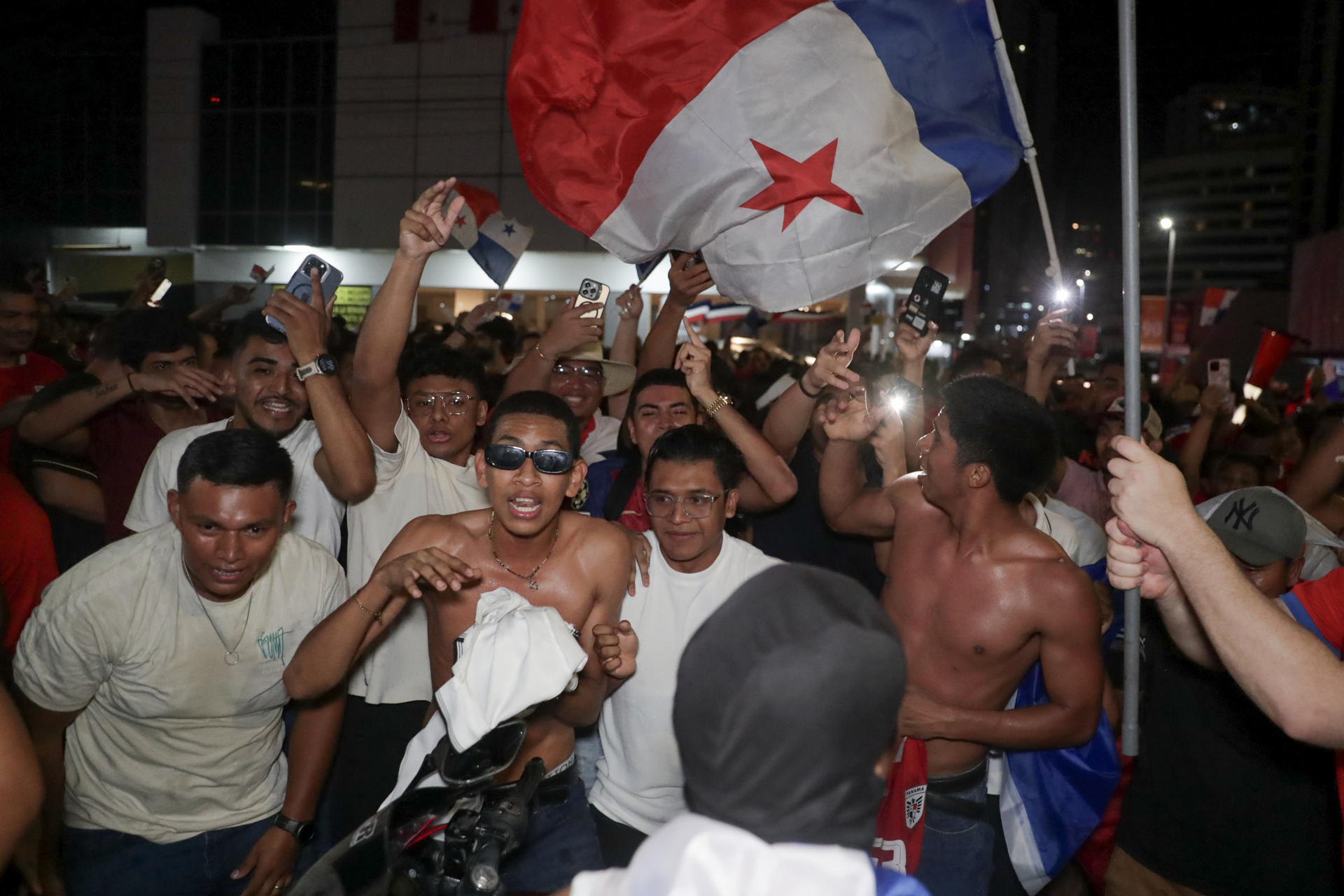Aficionados de Panamá celebran este martes en las calles de la capital la clasificación de la selección. /Foto: EFE