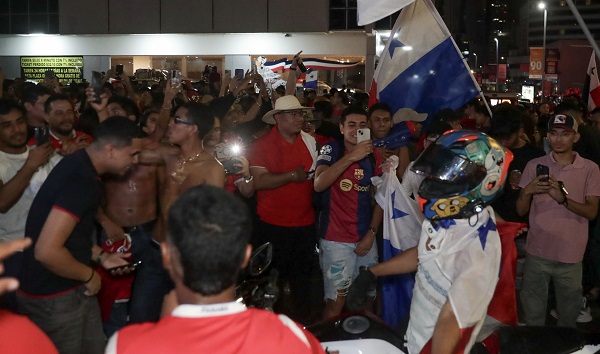 Fanáticos de la Selección de Panamá celebran la clasificación al Mundial. Foto: EFE
